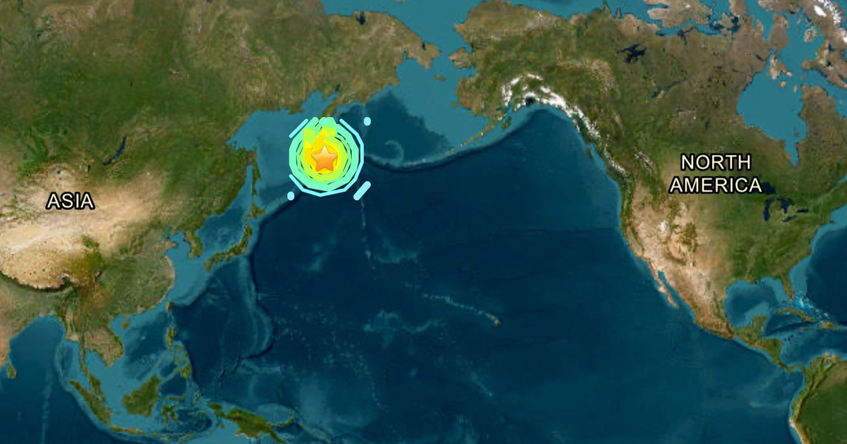 Mapa del Océano Pacífico mostrando actividad sísmica en Kamchatka con ondas de colores y símbolo de estrella.