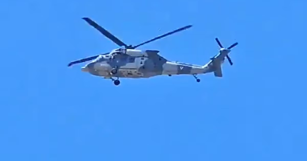 Helicóptero militar con dos rotores volando en cielo despejado durante operativo en Culiacán