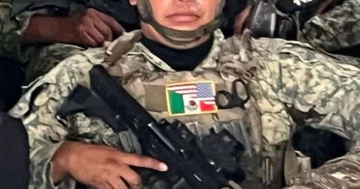 Soldado con parches de banderas de México y EE.UU. en uniforme militar en Culiacán