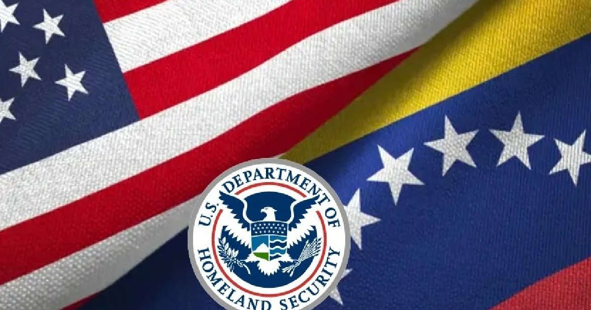 Banderas de Estados Unidos y Venezuela entrelazadas con el emblema del DHS en el centro.