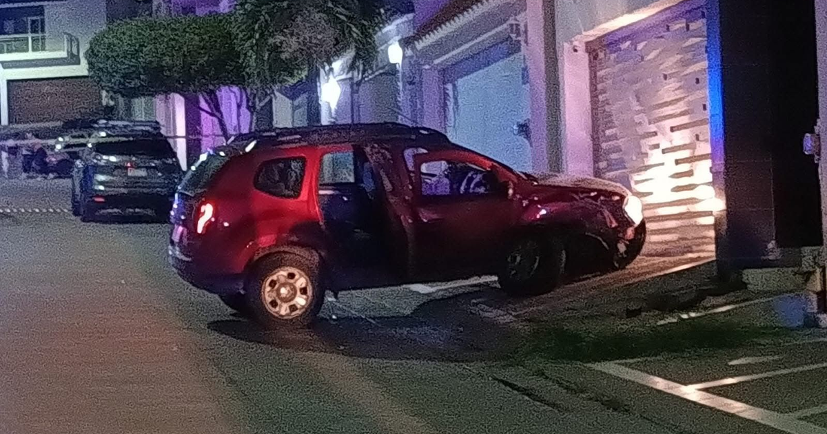 Vehículo rojo accidentado tras ataque armado en Colinas del Rey, Culiacán.
