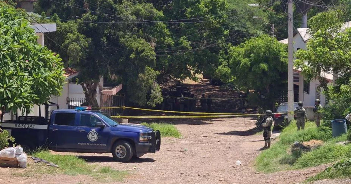 Vehículo policial y agentes en área acordonada en Culiacán tras ataque armado