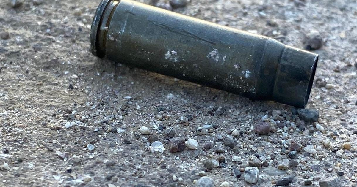 Cartucho de bala sobre tierra, vinculado a tiroteo en Culiacán