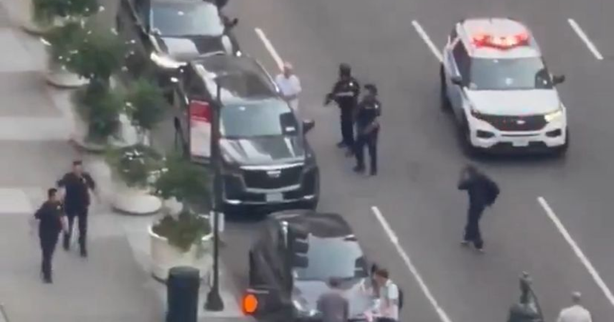 Coche policial con luces encendidas en escena de intervención en Park Avenue, Manhattan, tras tiroteo.