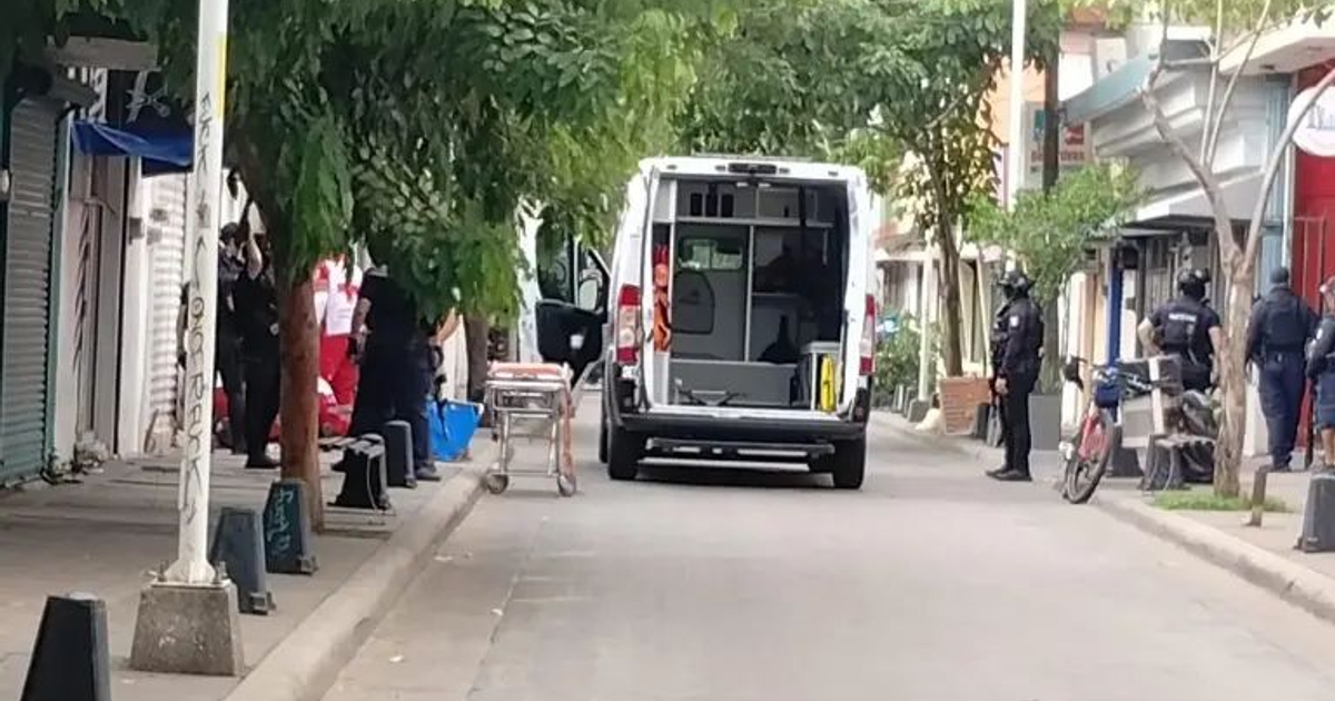 Escena de emergencia en Culiacán con ambulancia y policías tras tiroteo en minicasino.