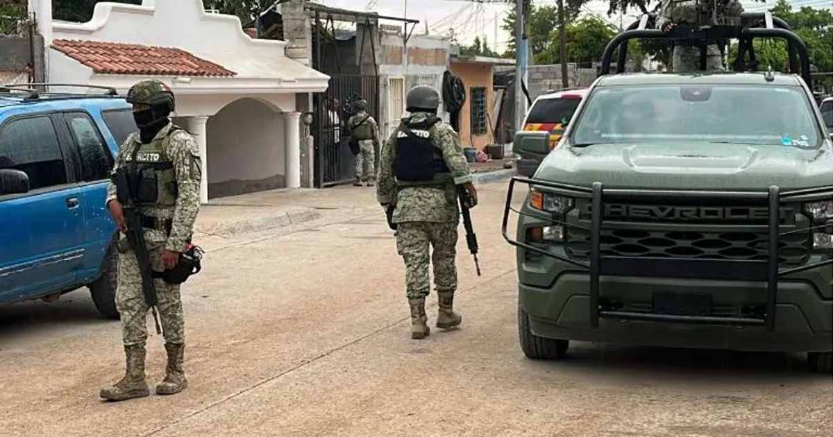 Soldados en uniforme y vehículos militares en operativo de seguridad en Culiacán