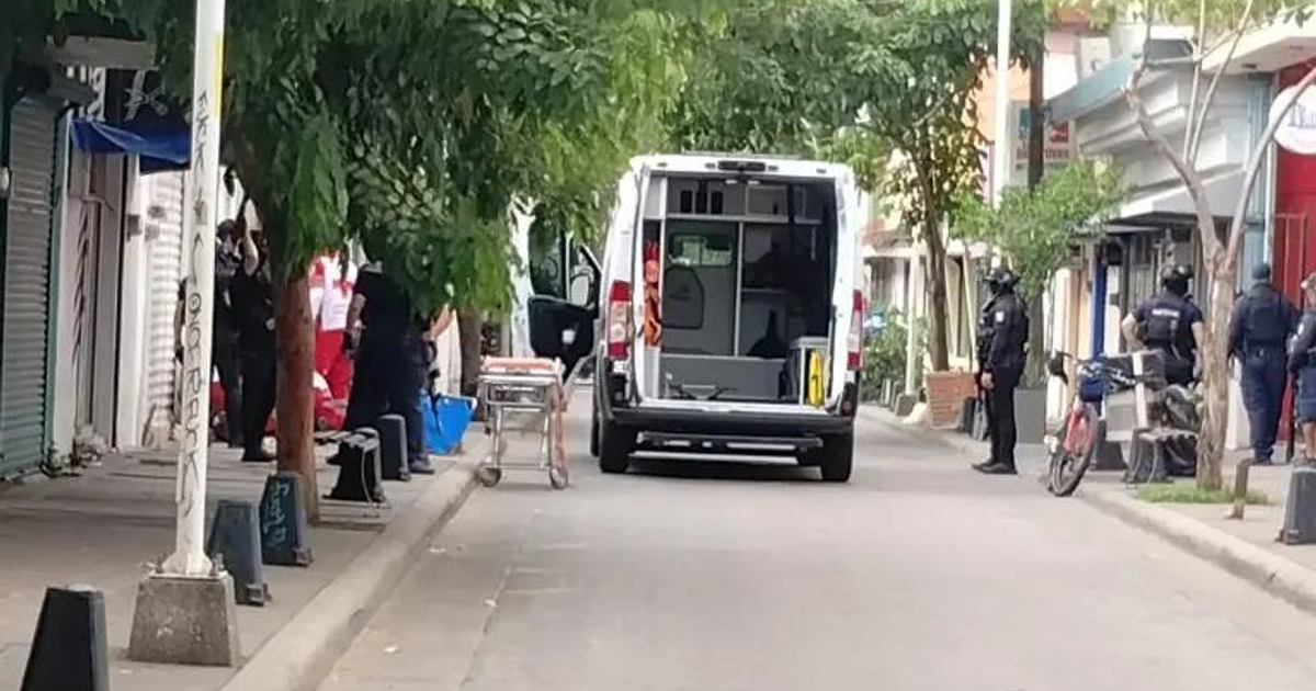 Furgoneta de emergencia y policías en escena de tiroteo en Culiacán