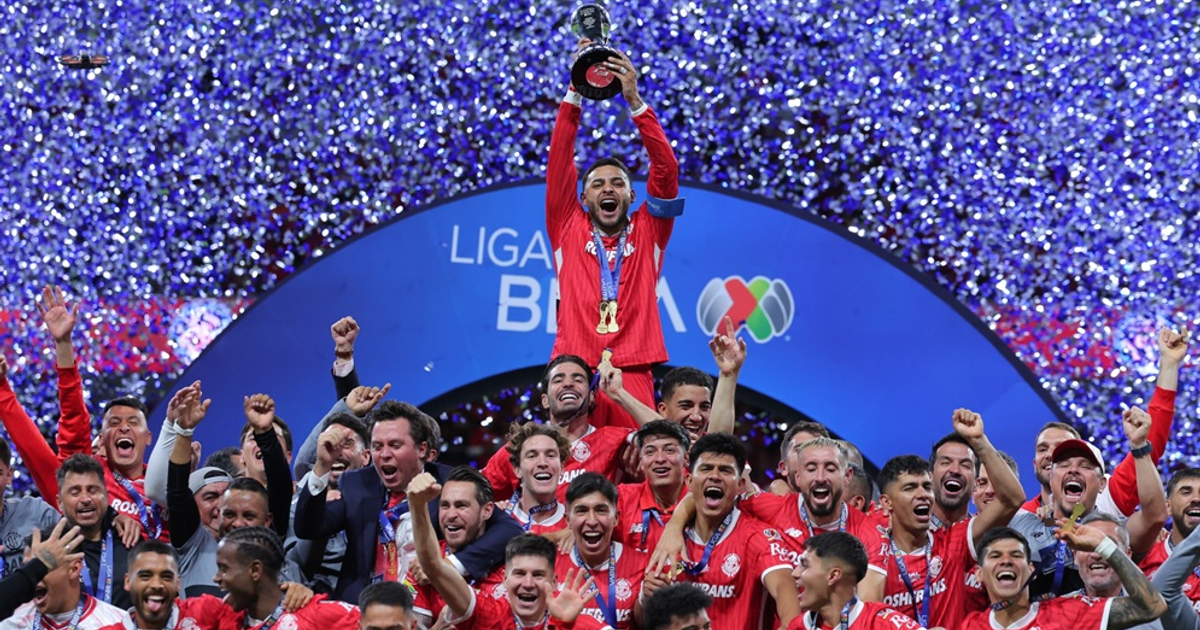 Jugadores de Toluca celebran con el trofeo de Campeón de Campeones de la Liga MX
