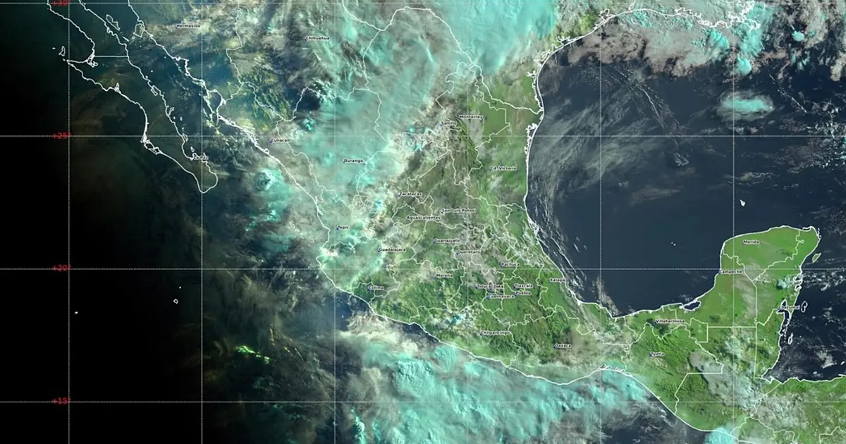 Imagen satelital de México con montañas, ríos, áreas urbanas y nubosidad, vinculada a la tormenta tropical Gil en el Pacífico.