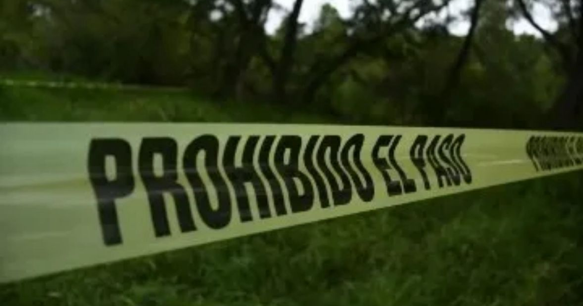 Cinta de advertencia 'PROHIBIDO EL PASO' en área natural del río Mayo