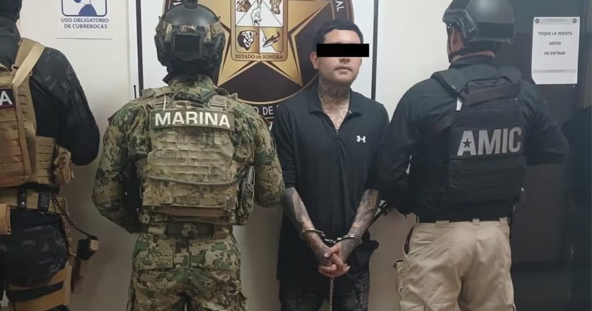 Hombre esposado custodiado por agentes de seguridad durante operativo de traslado de reos en Sinaloa.