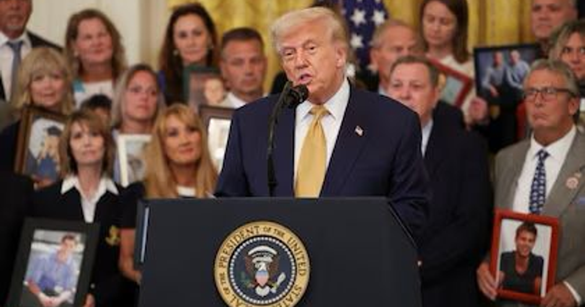 Presidente de EE.UU. firma la Ley HALT Fentanyl en la Casa Blanca, con retratos enmarcados y bandera estadounidense de fondo.