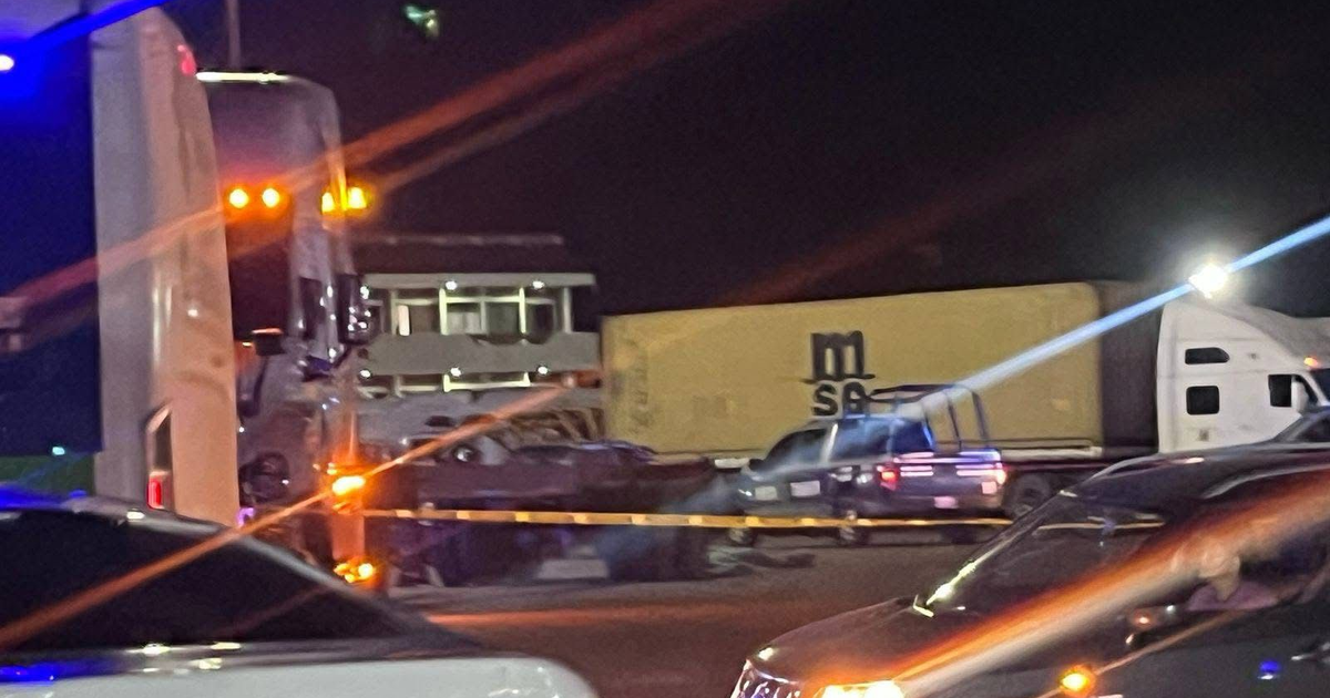 Accidente nocturno en Mazatlán con tráiler y vehículos de emergencia