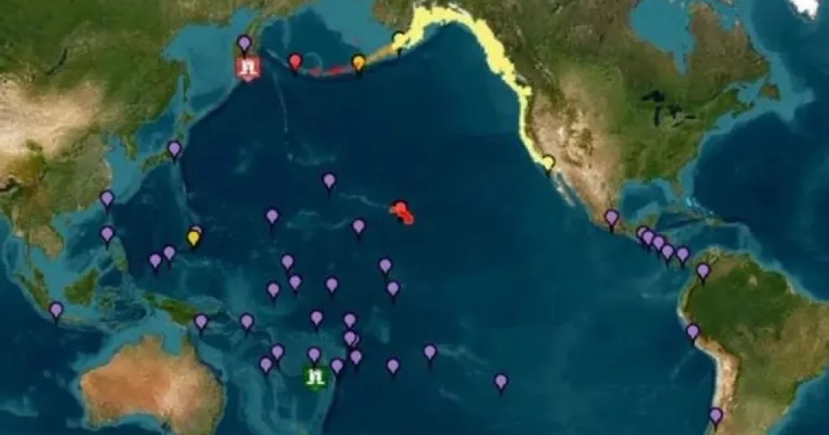 Mapa del océano Pacífico con marcadores de alerta sísmica y zonas de evacuación costera.