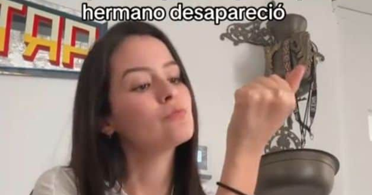 Joven con cabello largo y oscuro observa su brazo extendido, con texto 'hermano desapareció' en la parte superior, en el contexto del Carnaval de Mazatlán 2023.