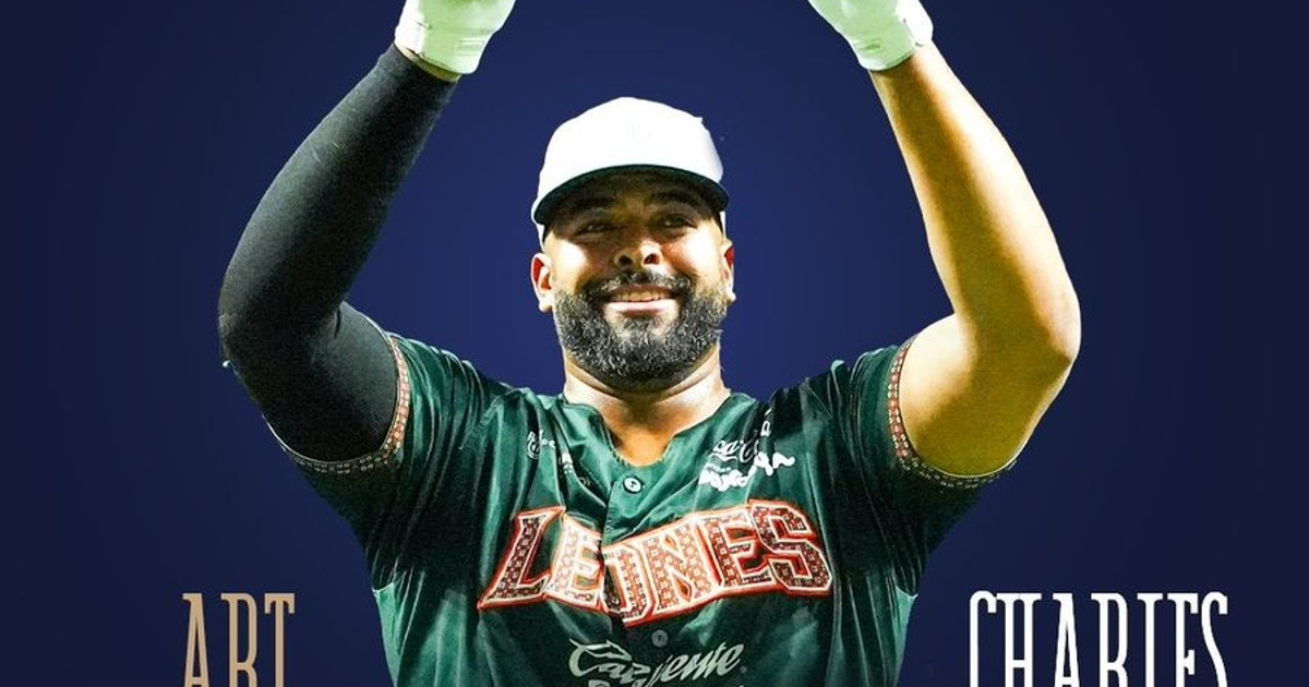 Art Charles celebrando con camiseta de los Leones de Yucatán