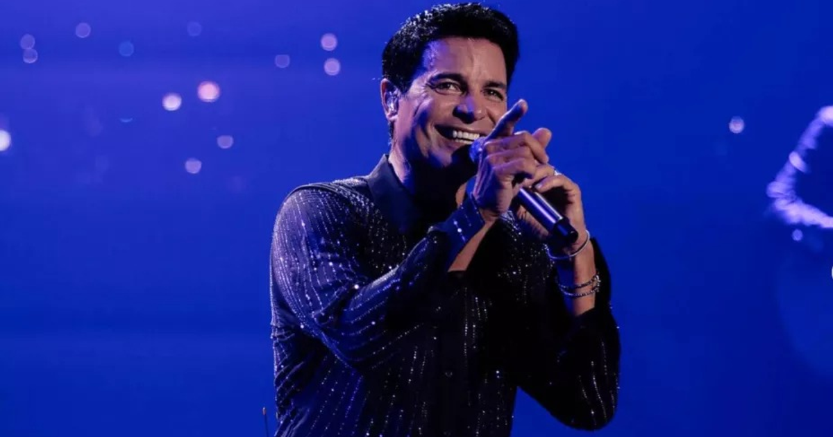 Fanáticos de Chayanne haciendo fila en taquillas para comprar boletos en Los Mochis