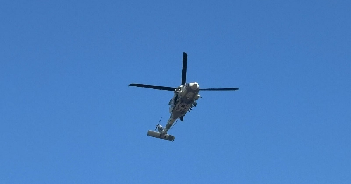 Helicóptero de la Fuerza Aérea Mexicana en vuelo sobre Culiacán