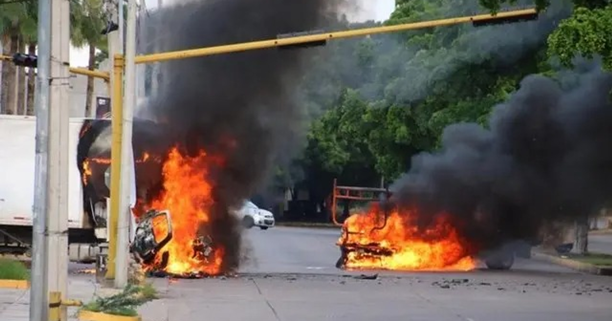 Vehículos en llamas en Sinaloa, reflejando la violencia y enfrentamientos armados en la región.