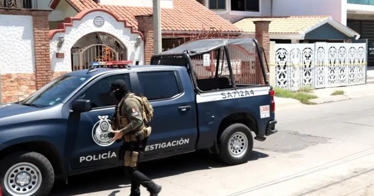 Vehículo de la Policía de Investigación en operativo en Mazatlán, Sinaloa, por desaparición de mujeres.