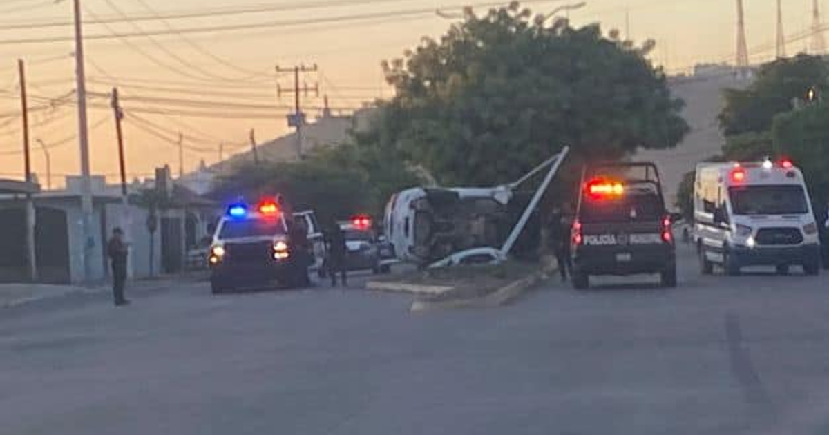 Accidente de Jeep Grand Cherokee volcada en Los Mochis con presencia policial y ambulancia