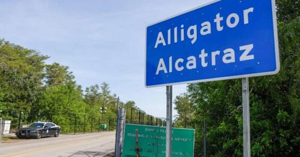 Cartel de tráfico con los nombres 'Alligator' y 'Alcatraz' cerca de un centro de detención migratoria en Miami Oeste.