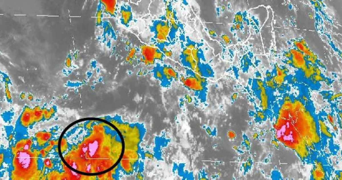 Imagen de satélite meteorológico mostrando una zona de baja presión al sur de Oaxaca con actividad ciclónica potencial.