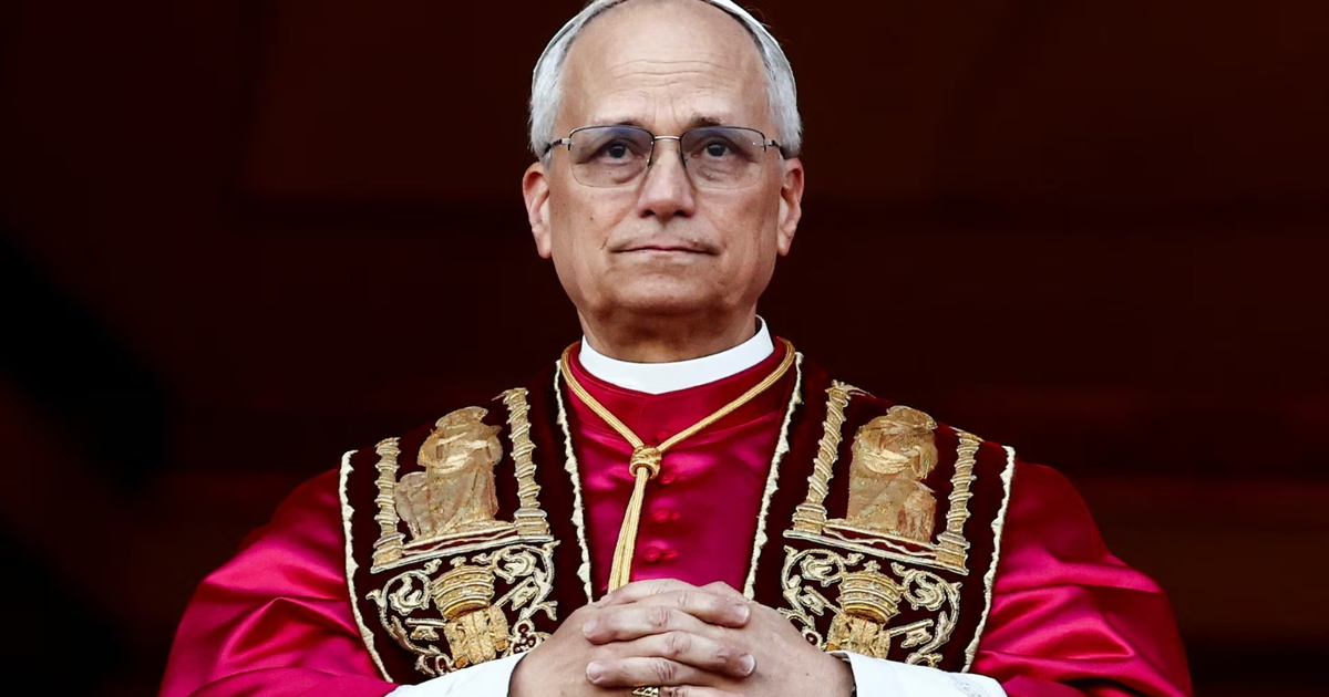 León XIV en sus primeros 100 días de pontificado, destacando su enfoque tradicional y diplomacia vaticana.