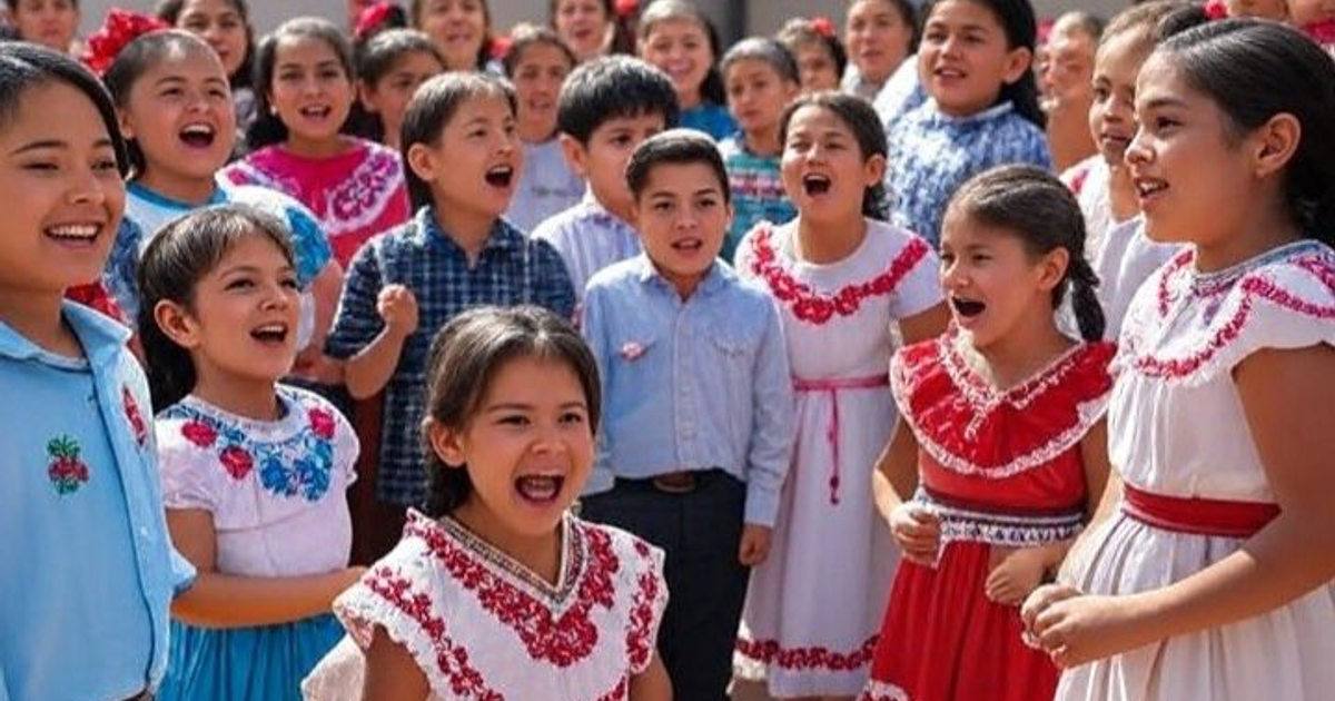 Niños sonrientes en trajes coloridos cantando en un evento cultural.