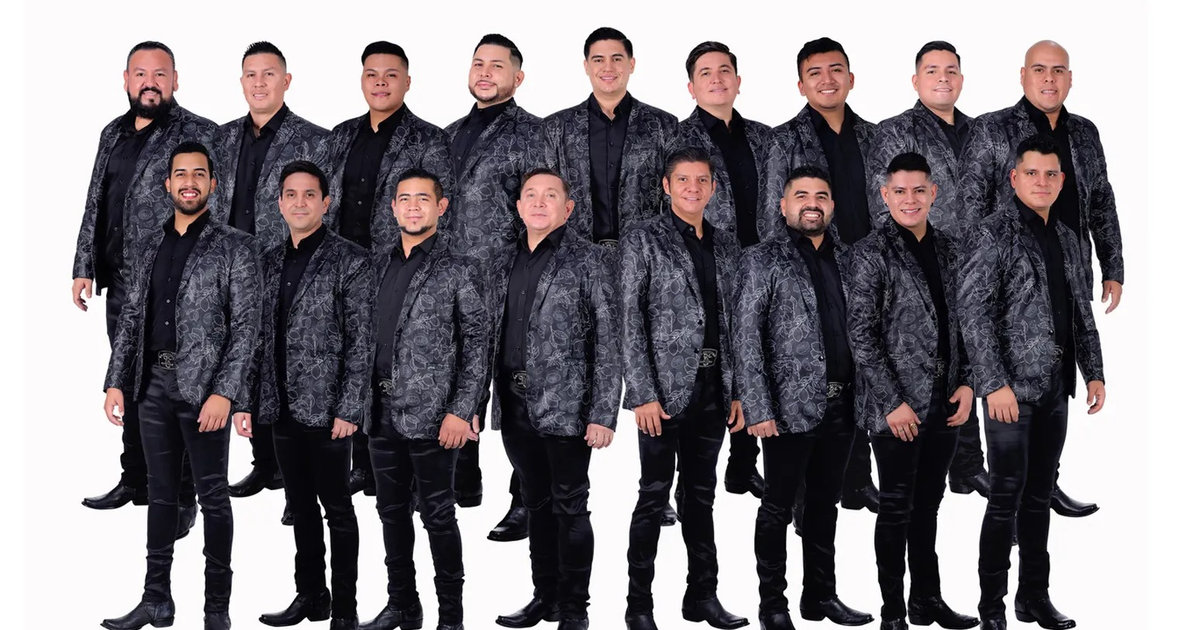 Miembros de La Original Banda El Limón en chaquetas negras florales posando juntos