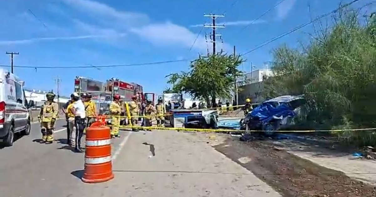 Vehículos de emergencia y personal de rescate en una carretera bloqueada tras un accidente en Mazatlán.