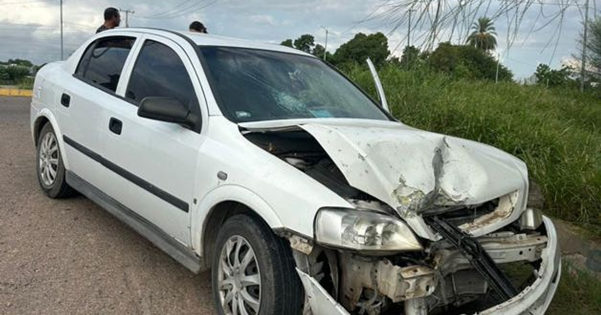 Automóvil Chevrolet Astra blanco con daños frontales tras colisión en Guasave