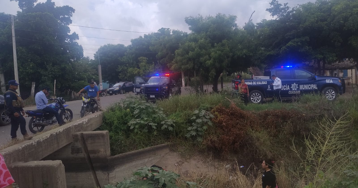 Policía y vehículos en escena de accidente vial en Guasavito, Guasave