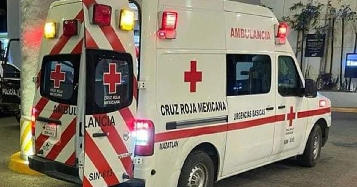 Ambulancia de la Cruz Roja Mexicana estacionada en un hospital tras accidente en Mazatlán