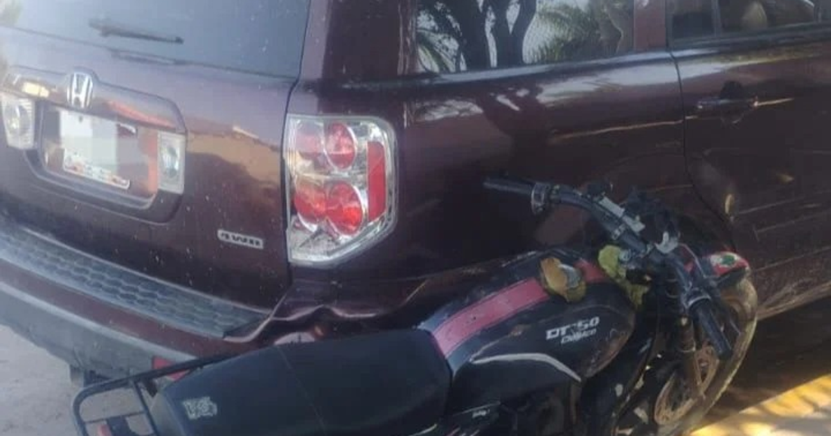 Motocicleta negra dañada tras colisionar con un SUV púrpura en Guasave.