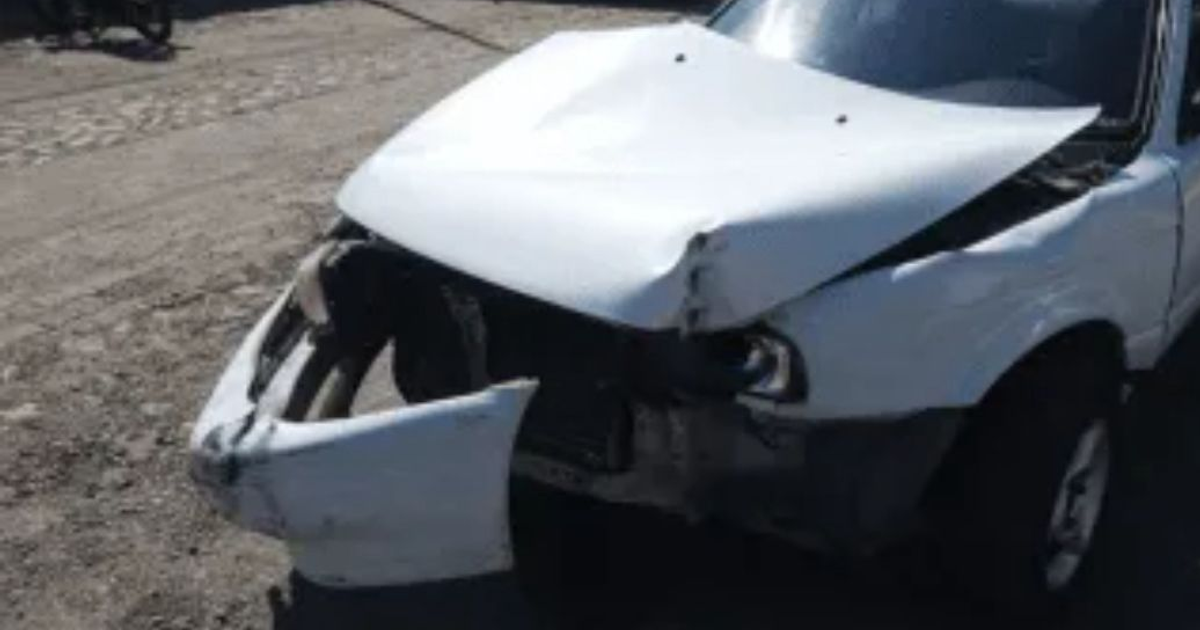 Nissan Tsuru blanco dañado tras accidente en Mazatlán