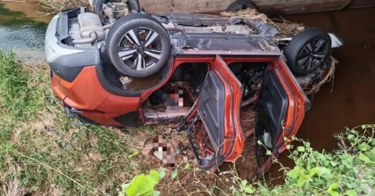 Vehículo volcado en cuerpo de agua tras accidente en carretera Culiacán-Mazatlán