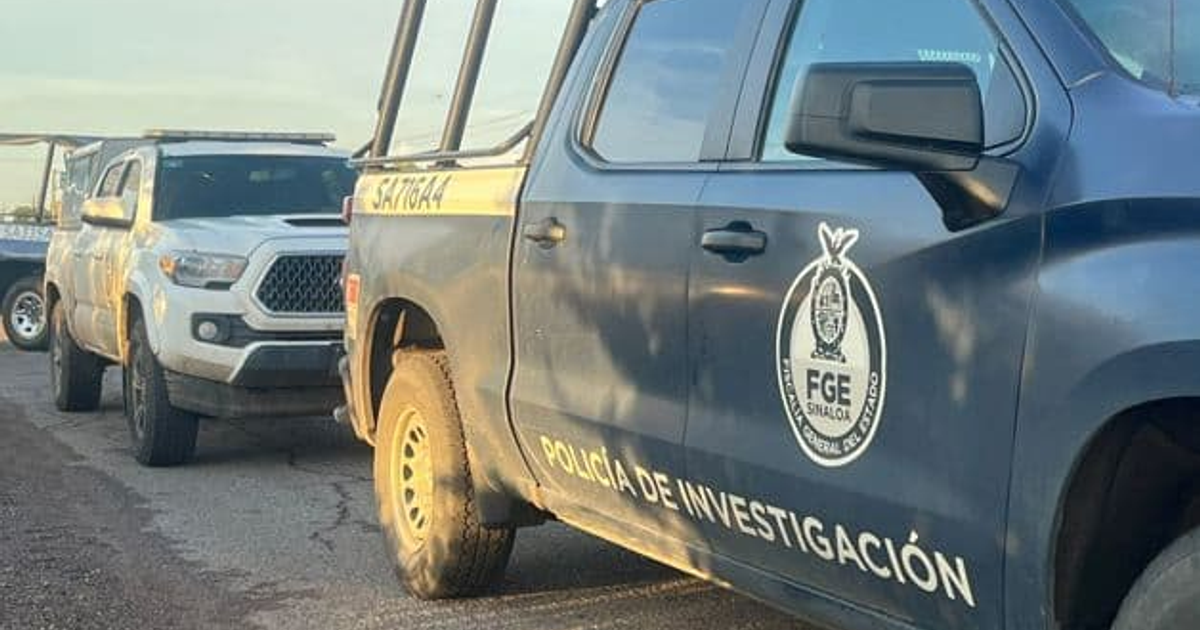 Camioneta de la Policía de Investigación de Sinaloa en escena de accidente vial en Navolato