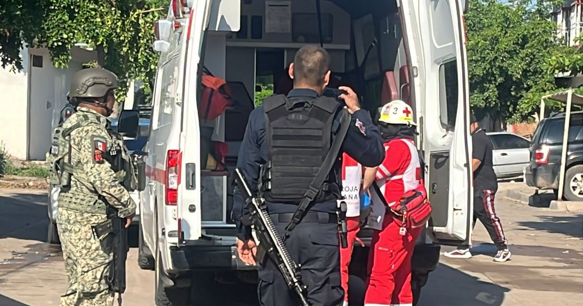 Paramédicos y seguridad junto a una ambulancia en Culiacán tras agresión a peatona.