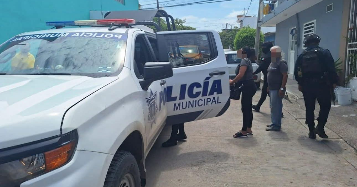 Vehículo policial en Mazatlán durante intervención por maltrato animal