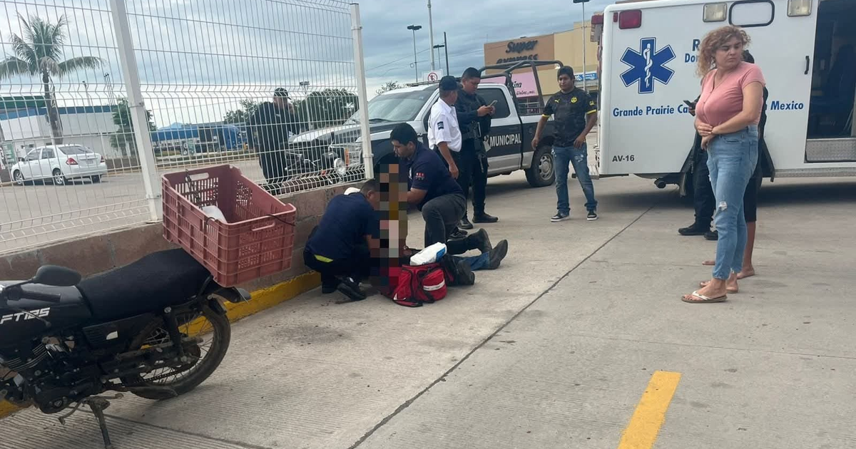 Paramédicos y espectadores asisten a víctima de agresión con machete en Villa Unión, Mazatlán