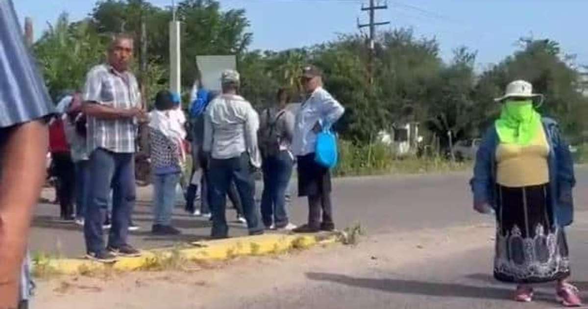 Mujer con gorra y pañuelo verde en protesta por agua potable en carretera Los Mochis–Choix
