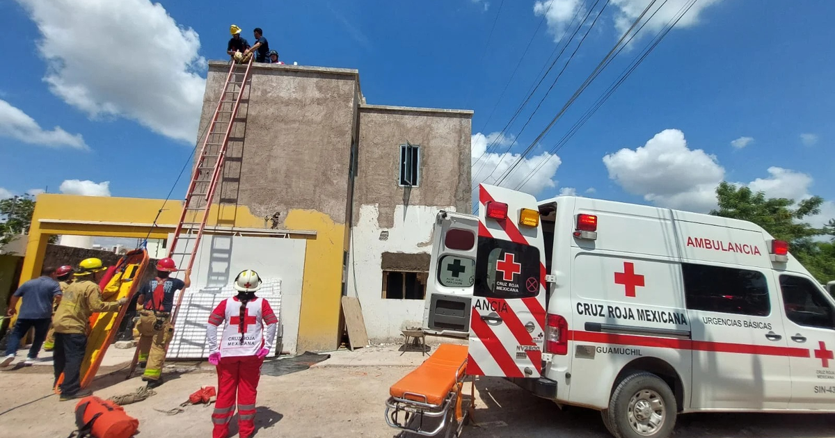 Ambulancia de la Cruz Roja y rescatistas en acción tras accidente eléctrico en Guamúchil