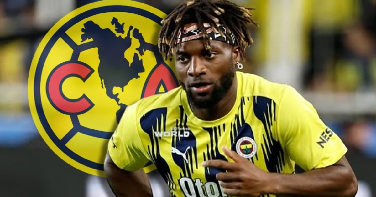 Allan Saint-Maximin con la camiseta del Club América en movimiento