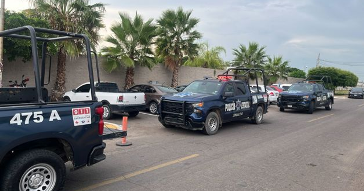 Camionetas de la Policía Estatal en operativo de seguridad en Culiacán por amenaza de bomba.