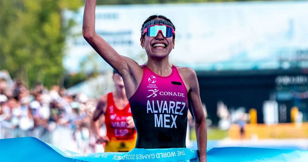 Anahí Álvarez, atleta mexicana, celebra al cruzar la meta en el Duatlón de Chengdú 2025, levantando una mano en señal de victoria.