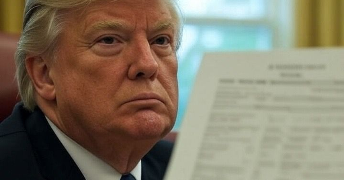 Documento legal en oficina sobre fallo de aranceles de Trump