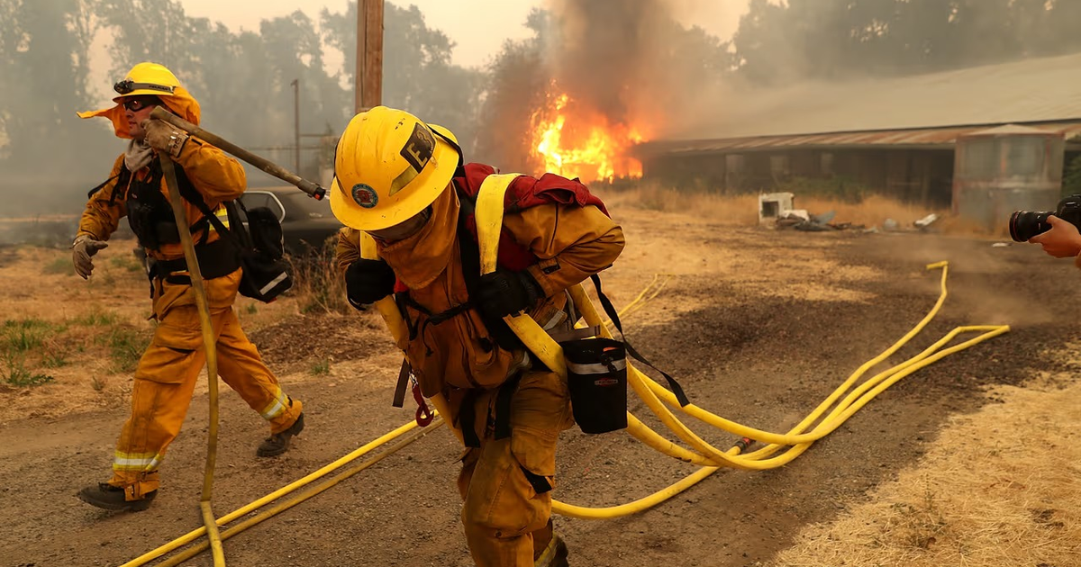 Bomberos combatiendo el incendio Bear Gulch en Washington