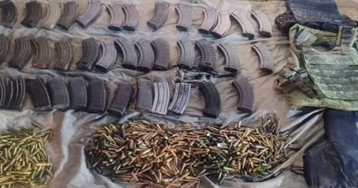 Cargadores de armas, balas y chalecos tácticos incautados en Elota, Sinaloa.