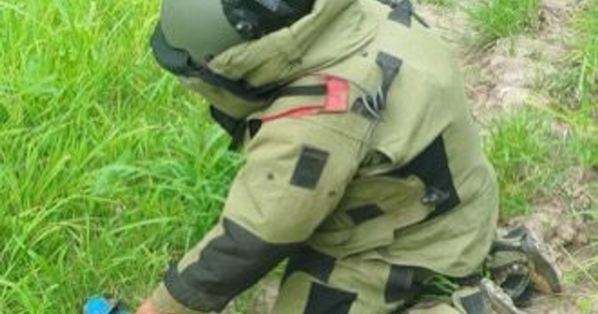 Especialista en explosivos del Ejército Mexicano en traje de protección durante operativo en Escuinapa.